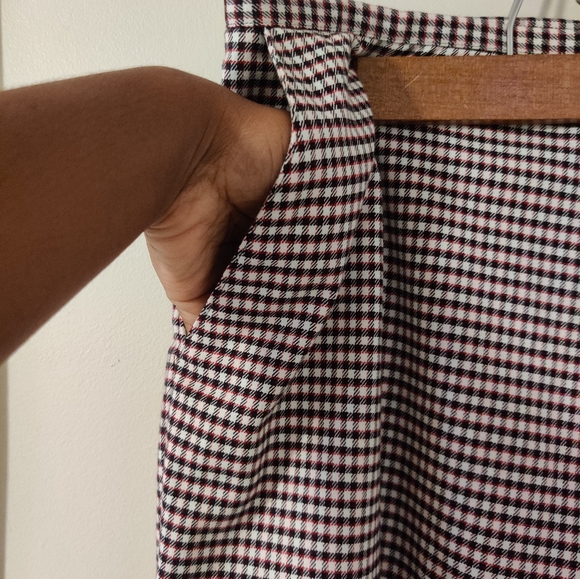 Cutter and Buck Women's Red, Black, and White Checkered Cropped Pants, size 8 - Picture 4 of 6